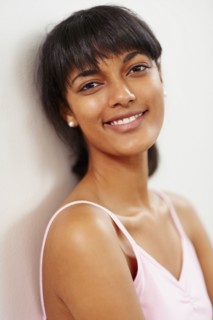Young woman leaning against wall. Photographe : momentimages