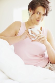 Woman relaxing with a coffee. Photographe : momentimages