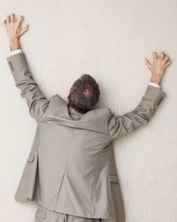 Businessman climbing the wall. Photographe : momentimages