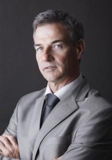 Portrait of a businessman. Photographe : momentimages
