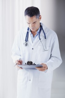 Doctor reading chart. Photographe : momentimages