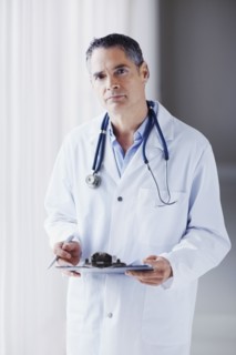 Doctor holding chart. Photographe : momentimages