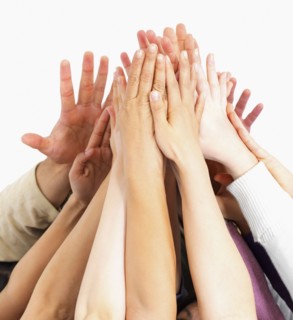 Hands reaching up. Photographe : momentimages