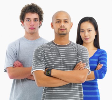 Three people with their arms crossed. Photographe : momentimages