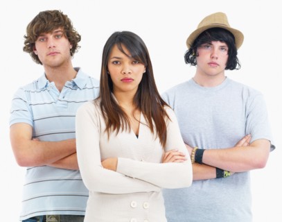 Three people with their arms crossed. Photographe : momentimages
