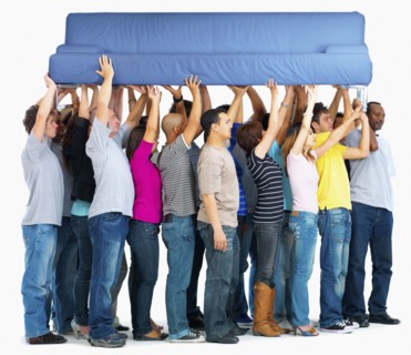 People carrying a couch. Photographe : momentimages