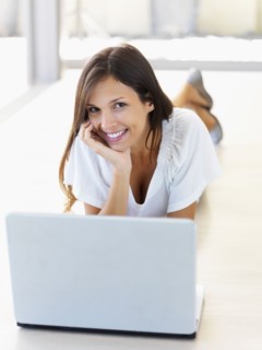 Woman looking at laptop. Photographe : momentimages