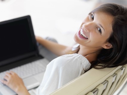 Woman working on laptop. Photographe : momentimages