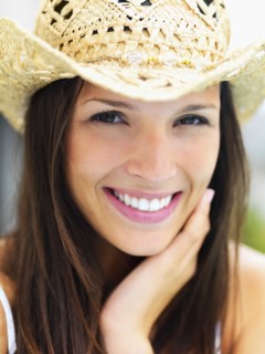 Woman wearing straw hat. Photographe : momentimages