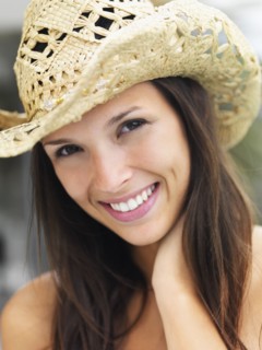 Woman wearing straw hat. Photographe : momentimages