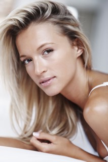 Beautiful blonde woman. Photographe : momentimages