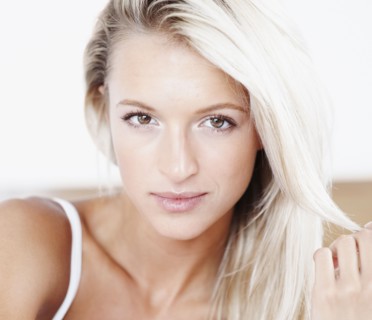 Beautiful blonde woman. Photographe : momentimages