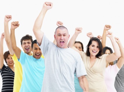 Group of people cheering. Photographe : momentimages