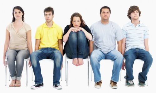 Bored people sitting on chairs. Photographe : momentimages