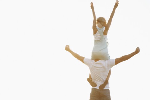 Man carrying woman on his shoulders. Photographe : momentimages