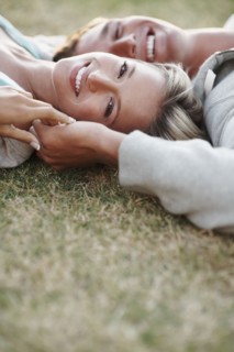 Couple relaxing on the grass. Photographe : momentimages