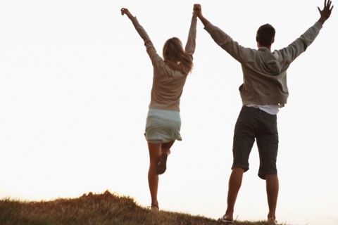 Couple holding hands. Photographe : momentimages