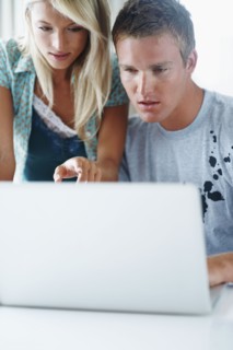 Students working on laptop. Photographe : momentimages