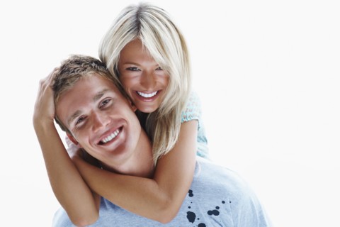 Couple embracing. Photographe : momentimages