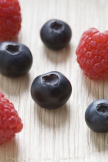Blueberries and raspberries. Photographe : Kristin Lee