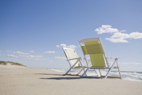 Beach chairs by the ocean. Photographe : Chris Hackett