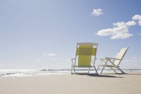 Beach chairs by the ocean. Photographe : Chris Hackett