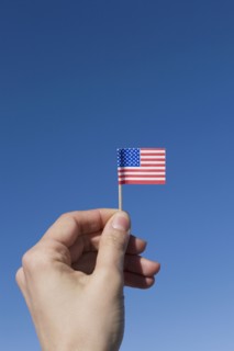 Hand holding small American flag. Photographe : David Engelhardt