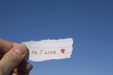 Hand holding French I love you note. Photographe : David Engelhardt
