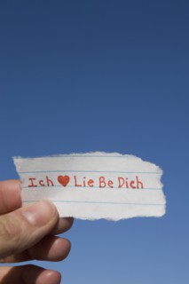 Hand holding German I love you note. Photographe : David Engelhardt