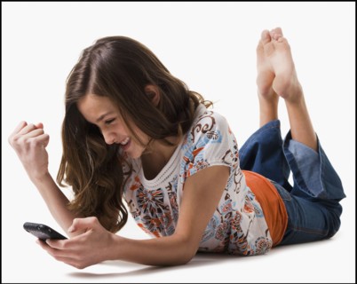 Young girl texting. Photographe : Mike Kemp