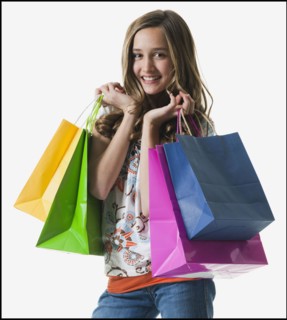 Young girl holding shopping bags. Photographe : Mike Kemp