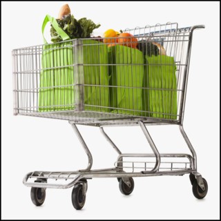 Grocery cart full of bagged produce. Photographe : Mike Kemp