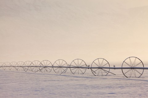 Irrigation equipment on a snow covered field. Photographe : Mike Kemp