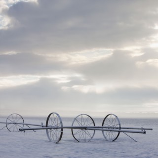 Irrigation equipment on a snow covered field. Photographe : Mike Kemp