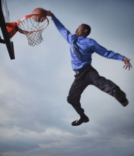 Businessman playing basketball. Photographe : Mike Kemp