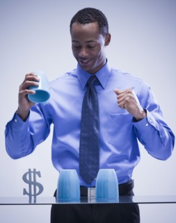 Businessman playing game of chance. Photographe : Mike Kemp