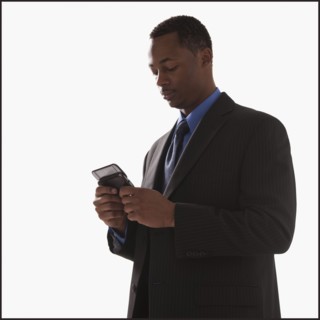 Businessman texting. Photographe : Mike Kemp