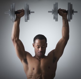 Muscular man lifting dumbbells. Photographe : Mike Kemp
