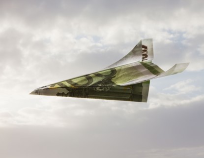 Paper airplane made out of money. Photographe : Mike Kemp
