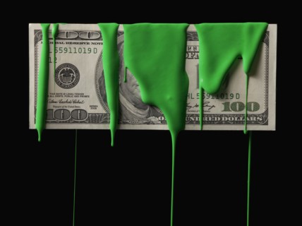 American currency covered in green paint. Photographe : Mike Kemp