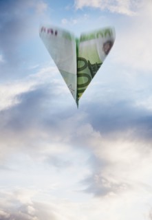 Paper airplane made out of money. Photographe : Mike Kemp