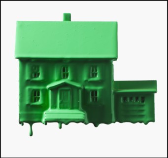 Model home covered in green paint. Photographe : Mike Kemp