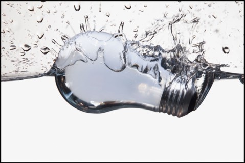 Light bulb floating in water. Photographe : Mike Kemp