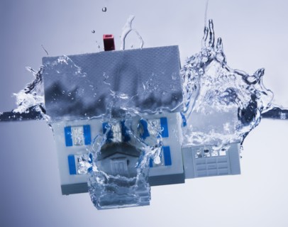 Model home sinking in water. Photographe : Mike Kemp