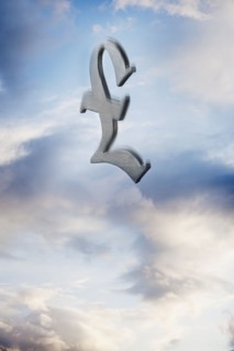 British pound symbol floating amongst the clouds. Photographe : Mike Kemp