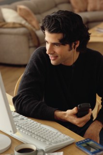 Man looking at home computer. Photographe : Rob Lewine