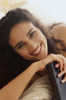 Beautiful woman holding a book. Photographe : Rob Lewine