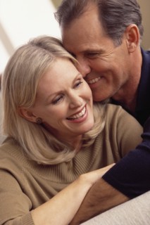 Couple embracing. Photographe : Rob Lewine