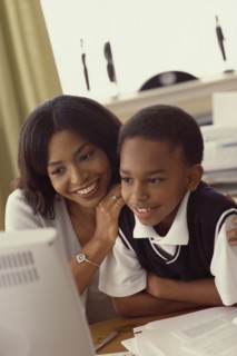 Mother and son looking at computer together. Photographe : Rob Lewine