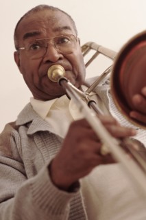 Man playing the trombone. Photographe : Rob Lewine